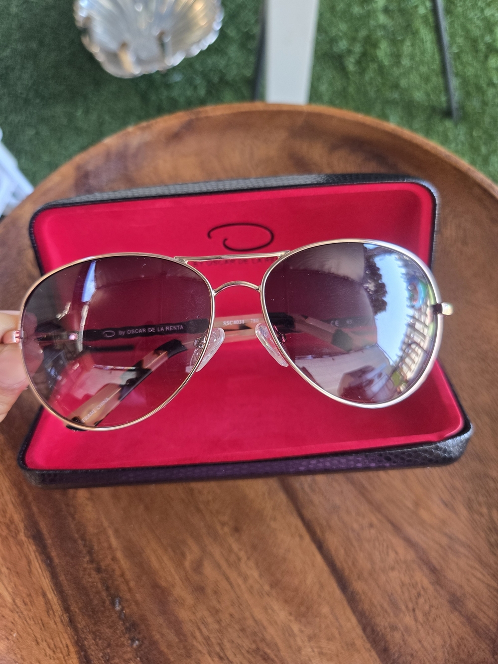 Oscar de la Renta Gold Frame Aviator Sunglasses with Brown Gradient Lenses